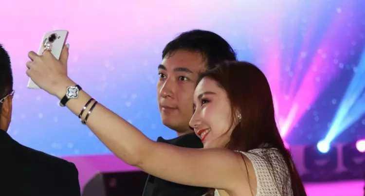 梅高兴谈娱乐 同样泡妹，为何王思聪从来无人指责，李仅1次就被万人声讨？