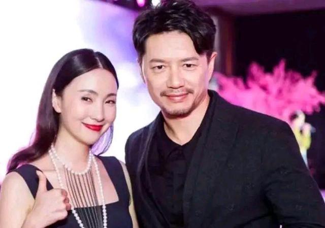 陶虹|徐峥陶虹夫妇罕见同框，穿印花外套组情侣造型，老夫老妻也浪漫