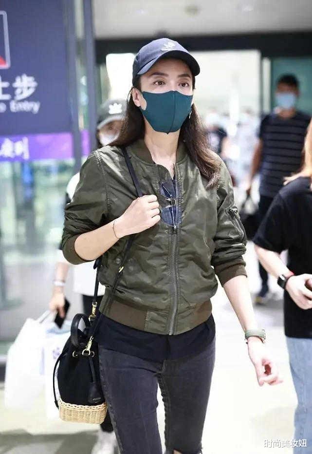 时尚美妆妞|霍汶希真的美出圈，穿绿夹克配牛仔裤走机场，颜值气质媲美大明星