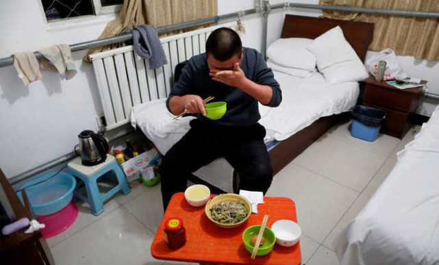 医生 手术之刃！黑医嫌“癌症家属”给5千红包太少：仅停职6个月！