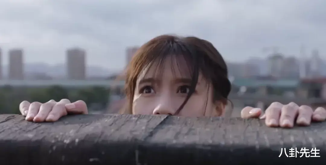 国产剧|国产剧真敢拍！女主坠楼安全落地，神仙打架用枪，古代惊现热气球