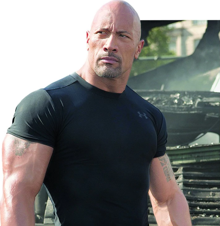 道恩·强森|49岁巨石强森街头被拍，穿背心肌肉壮实光头抢镜，手臂青筋暴起