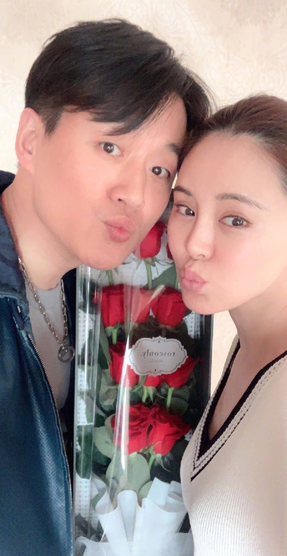 关悦|关悦坐轮椅现身机场疑受伤，佟大为帮提包推轮椅，寸步不离很贴心