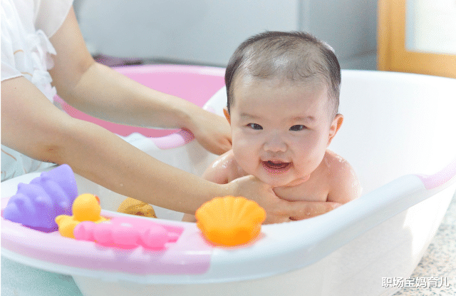 职场宝妈育儿|儿科医生：宝宝这样洗澡，可能会丧失“生育能力”！你家娃洗对没