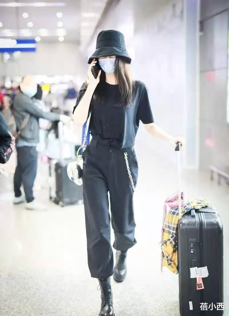 蓓小西|黄梦莹的身材真是“极品”,穿深V领礼服亮相,气场不输老板杨幂