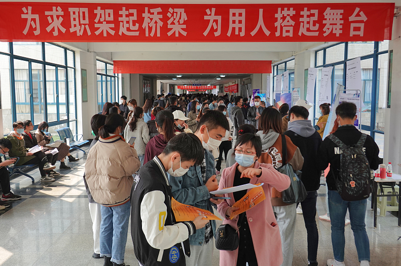 文职|军队文职报名遭遇“滑铁卢”，月薪9000却招不够人，铁饭碗不香吗