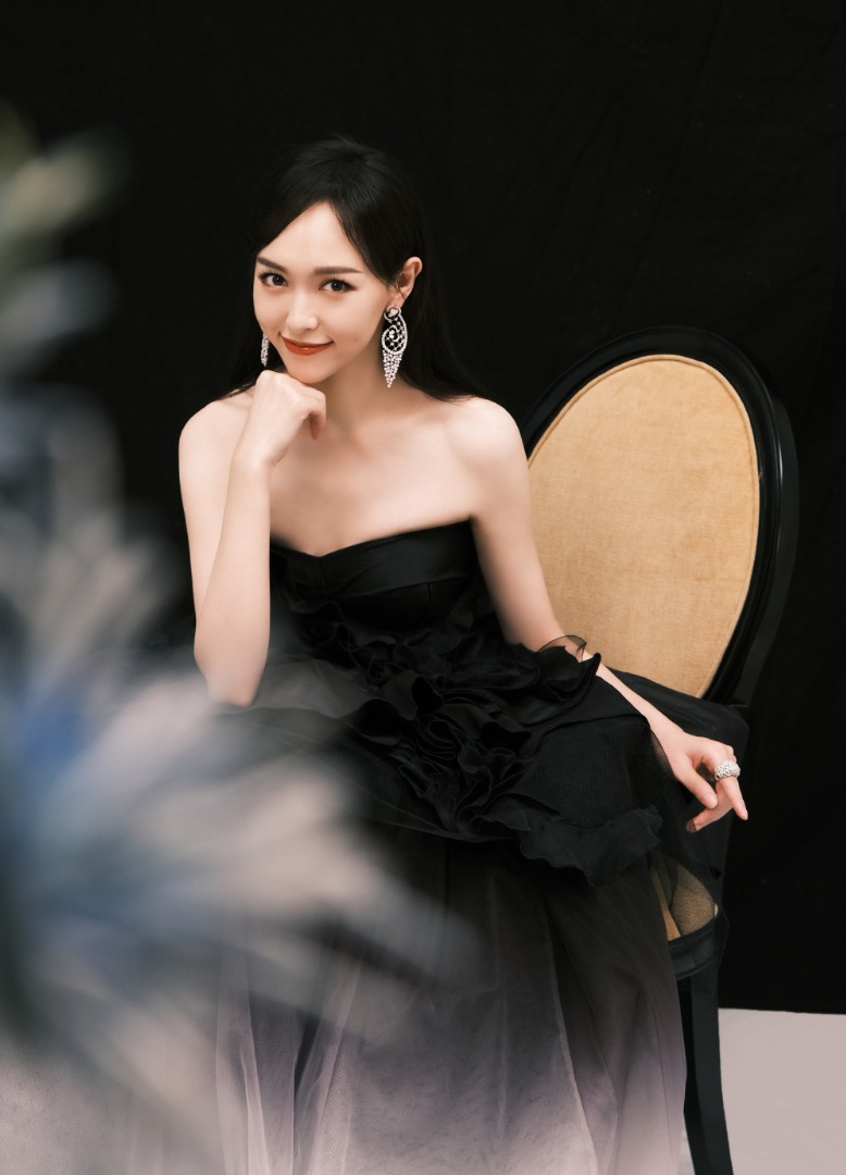 吴宣仪|唐嫣开叉长裙装冷艳性感，渐变色礼服温婉优雅，令人怦然心动