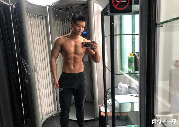 健身圈一哥 188cm身高大长腿，每天挥汗如雨撸铁，雕刻出霸气胸肌健壮麒麟臂！