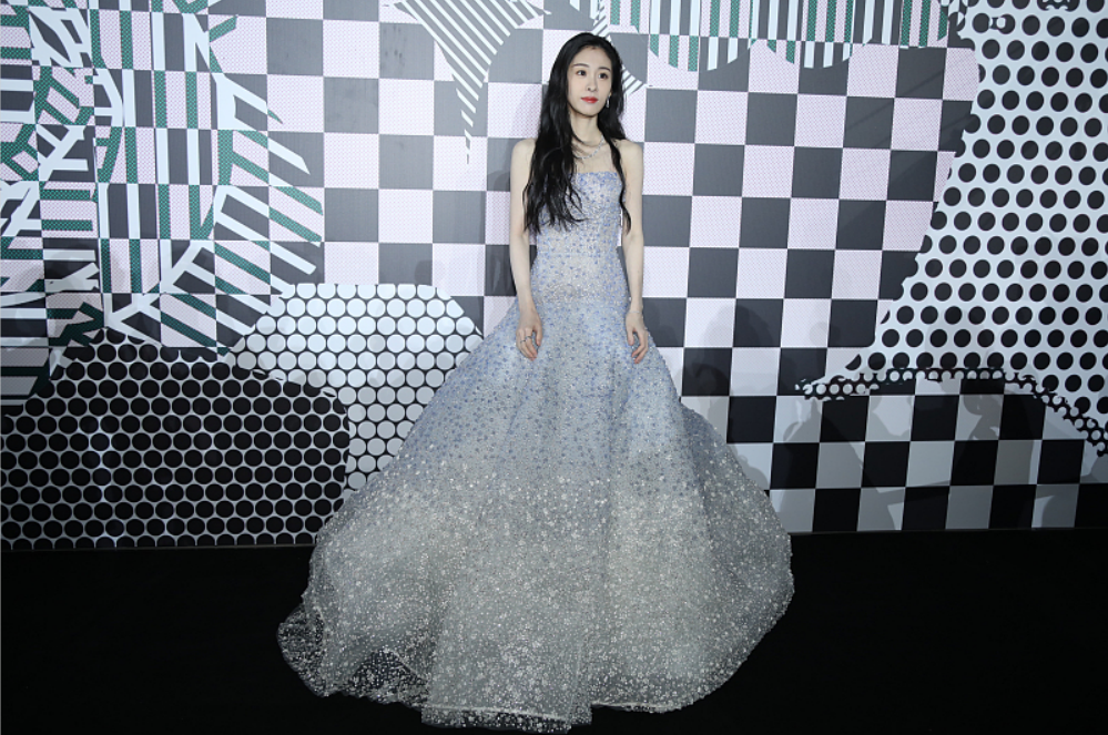 张碧晨|张碧晨的身材也有点“干巴瘦”，但穿星空裙是真的美，像仙女一样