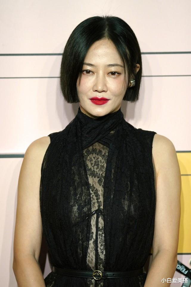 小白爱美搭|谭卓的气场是真的强大，穿着黑色无袖蕾丝长裙，面容尽显温柔