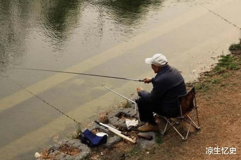 河南|河南老人钓到一只“乌龟”，龟背插4箭，专家乐了：这龟价值不菲