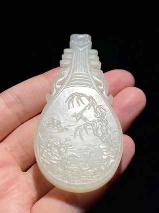 和田玉籽料|清乾隆 和田玉 籽料白玉 荷塘清趣 琵琶形 玉牌 子冈牌