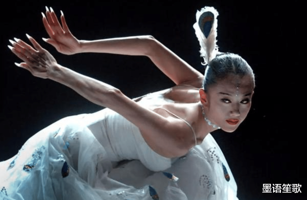 杨丽萍|62岁的杨丽萍没了仙气，曾长年吃花瓣，而今剪掉指甲拄拐棍出行