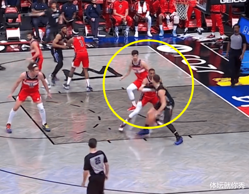 布雷克·格里芬|真硬氣！格里芬背打威少，一頂沒動，二頂發愣，再打直接躺地板上了