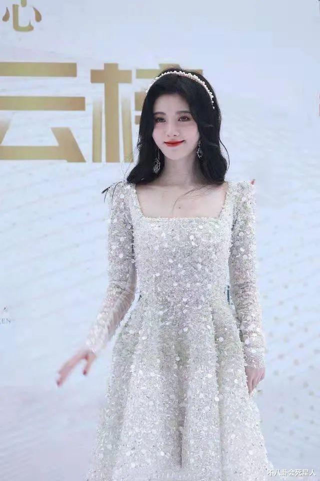 花仙子|明星身高内卷太严重，踩恨天高走红毯，合影狂垫脚，增高垫好明显