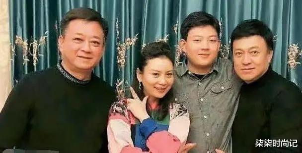 张歆艺|朱军一家三口聚会，小6岁娇妻站旁边像女儿，18岁儿子似爹翻版