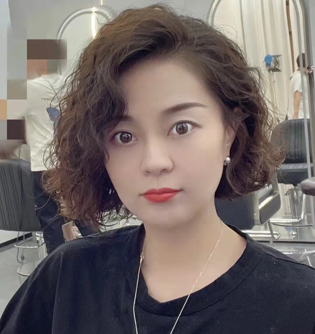 衬衫 9款适合40到60岁女人的烫发，都是现在流行款式，时尚减龄好打理