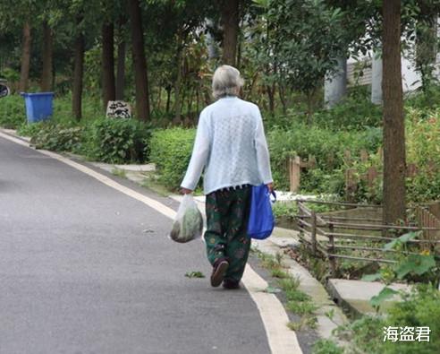 老伴去世孙女重病,7旬阿婆推着坏掉的缝纫机哭:生活几时才会好