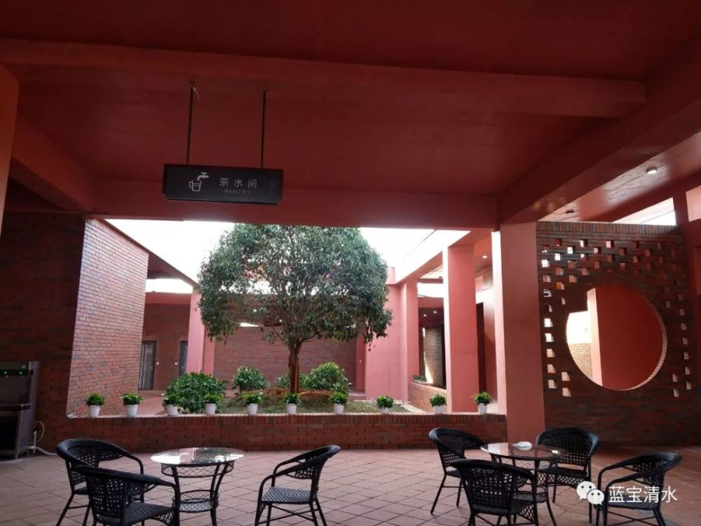 蓝宝清水|蓝宝清水 | 出神入“画”的红色清水混凝土建筑-花山服务区