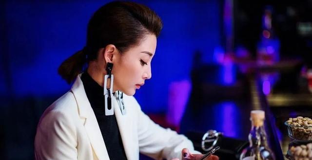 殷桃|自从前夫入狱后，41岁“水蜜桃”殷桃，为何至今无人敢娶？