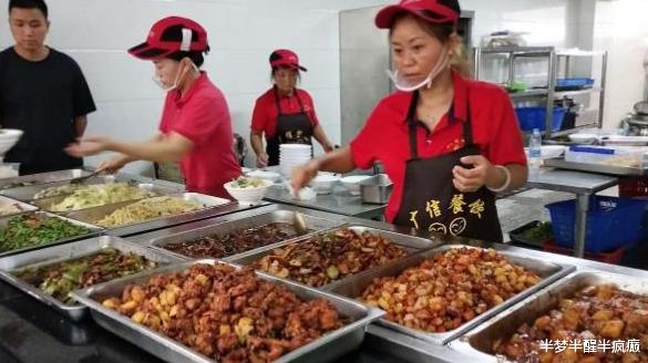 山西农业大学|不给学生多盛点，而是宁愿倒掉，食堂阿姨为何这般“手抖”？