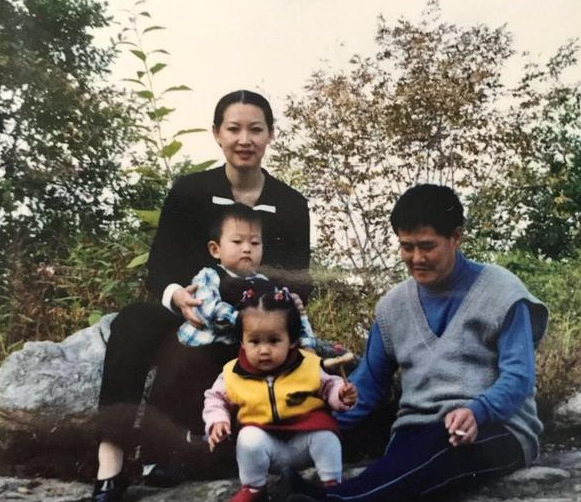 1991年,赵本山和结婚12年的葛淑珍提出离婚,并且净身出户 - 育儿资讯