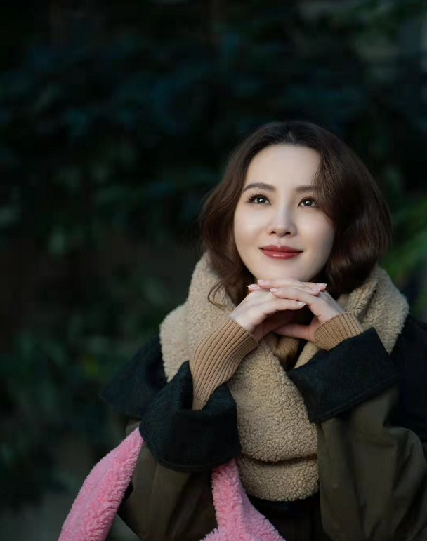 刘诗诗|刘诗诗气质真绝了！拎可爱毛绒包包都有贵妇感，光腿穿皮裙不怕冻