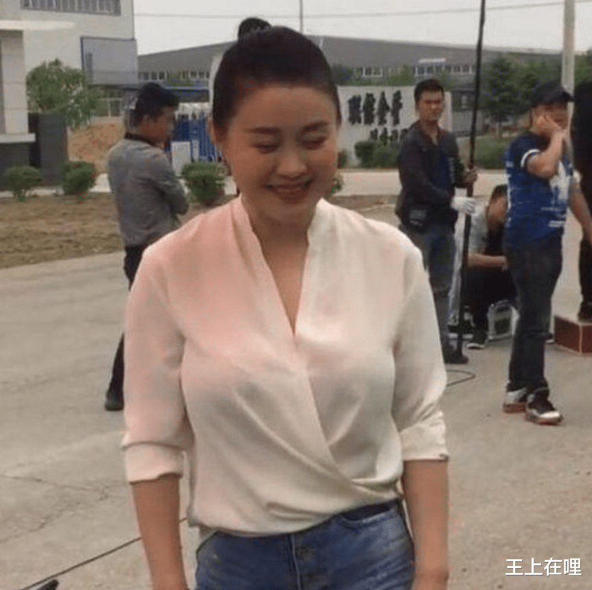 关婷娜|关婷娜久违晒照！穿3万块的奢侈连衣裙，却因傲人上围“扣不上”