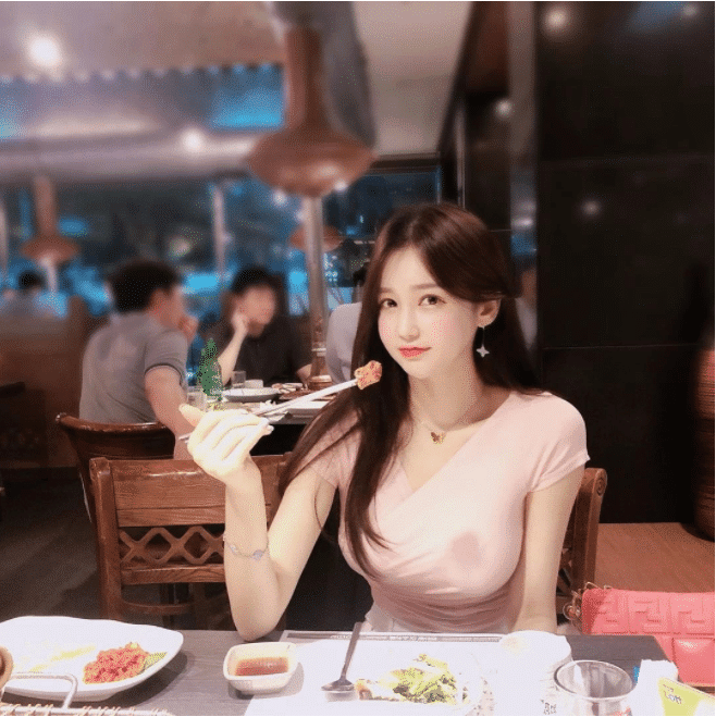  “家里安排的相亲对象，小姐姐说她32岁了！”网友：你确定满18岁了？哈哈哈哈