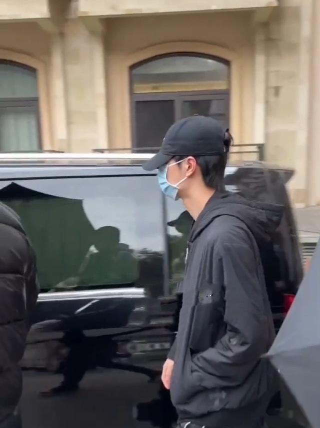 王一博|王一博“情人节”继续开工，车上贴了对联，到剧组后忙着发微信