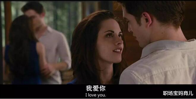俩初中生在公交站牌旁做“不雅”动作,路过的大叔看不惯直接批评