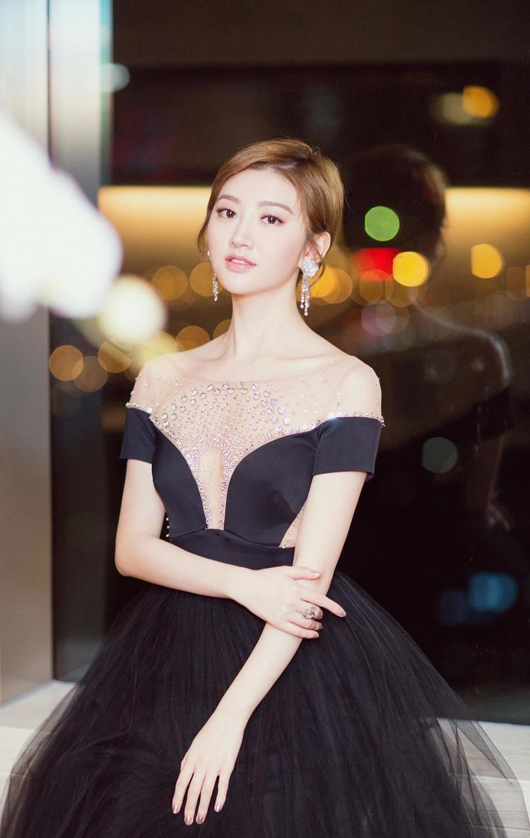 花团锦簇 景甜胆子也太大了,穿黑色连衣裙,也不怕走光!