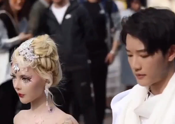 整容|真人芭比网红迪丽拉，曾在节目上否认整容，结果吃饭都不敢张嘴？