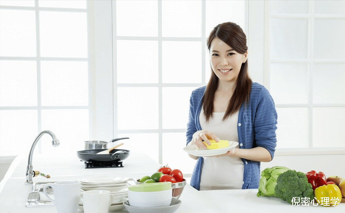 78岁大爷雇佣52岁女保姆,女保姆:就算1万工资也不干,太窝火