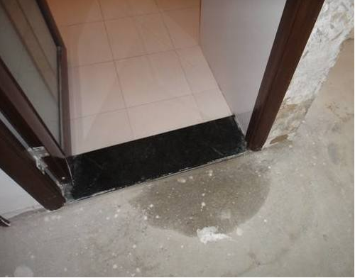 |家门口万万不能这样装，老师傅看了直摇头，难怪越住越穷