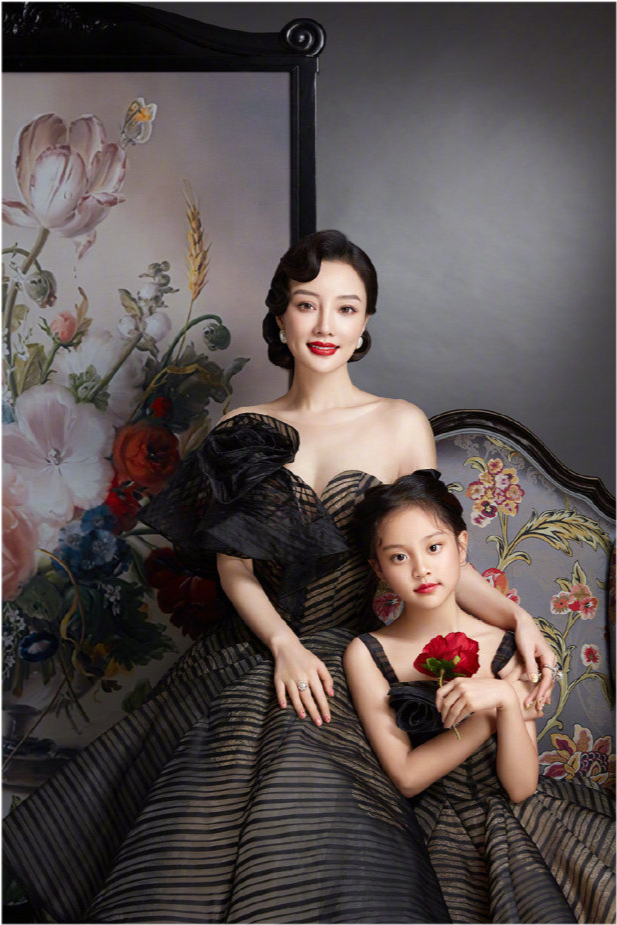 时尚风行派 9岁甜馨彻底华丽大变！穿吊带裙惊艳美成女明星，化精致妆容美到爆