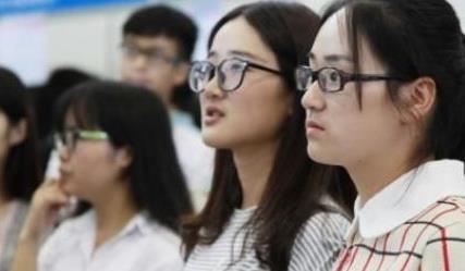 大学生|“让孩子去考公，我很后悔”，一位老人的话，刺痛无数家庭痛点