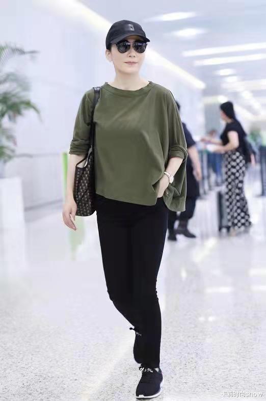 卡莉时尚show 俞飞鸿的私服穿搭真美,T恤配铅笔裤简约时髦,丝毫没有中年气息