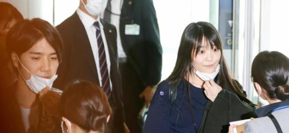 纽约|真子抵达纽约，王室派7名保镖护送，驸马手头拮据只租一室一厅