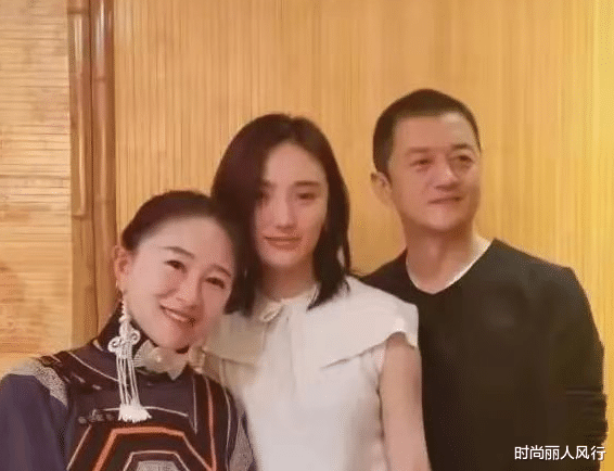 时尚丽人风行|李亚鹏提前过50岁生日！穿搭休闲被美女簇拥，小19岁女友不吃醋？