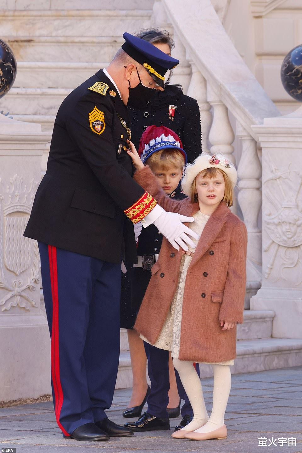 摩洛哥|“妈妈，我们想你” 王子公主在摩洛哥庆典上，高举卡片，盼王妃回家