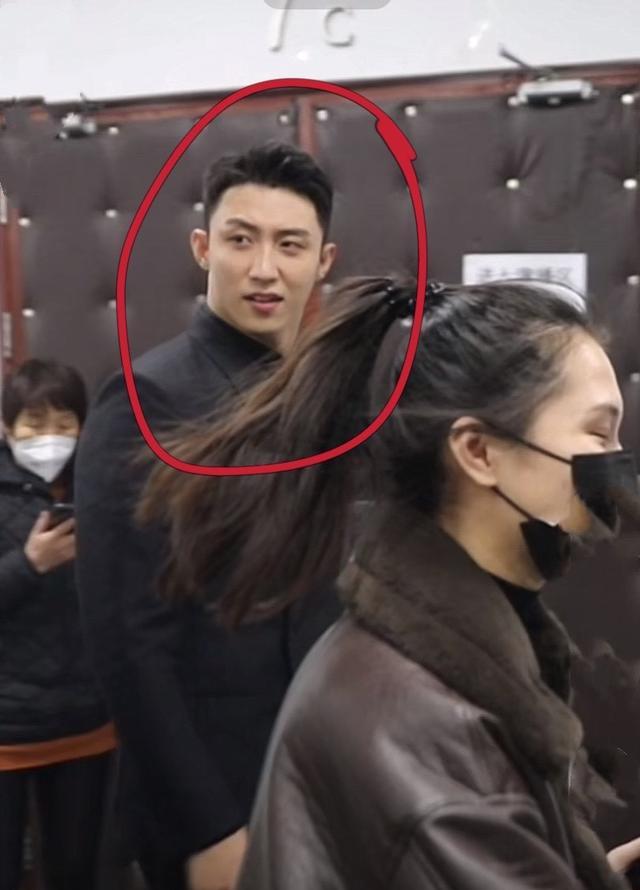 毛晓彤|黄景瑜后台被大爷“无视”，以为合影却被无视，最后的表情太搞笑