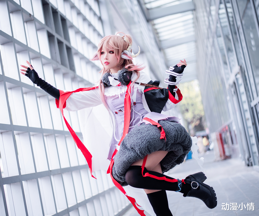 小姐姐|coser才15岁，竟把“丝带袜”穿到透光了，这腿上帝吻过？看懵了