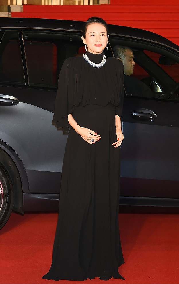 章子怡|章子怡同框“奶茶妹妹”，穿礼裙气质一目了然，一个端庄一个清纯