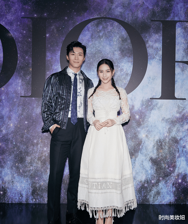 时尚美妆妞|何超莲不愧是“富家千金”，穿针织衫配红色半身裙，气质不输明星