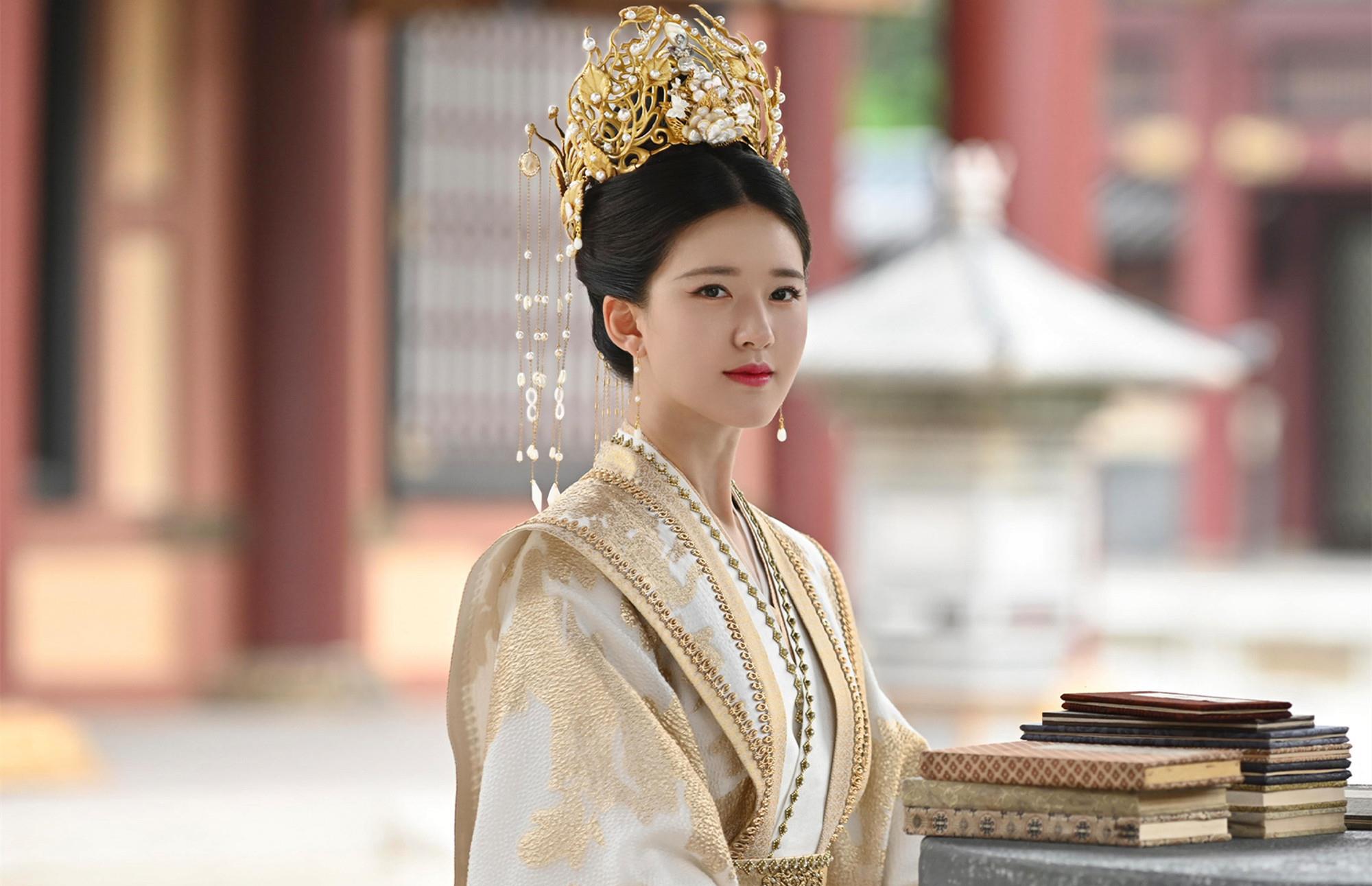 |杨洋《且试天下》将播，搭档95后当红小花，连李若彤都给她当配角