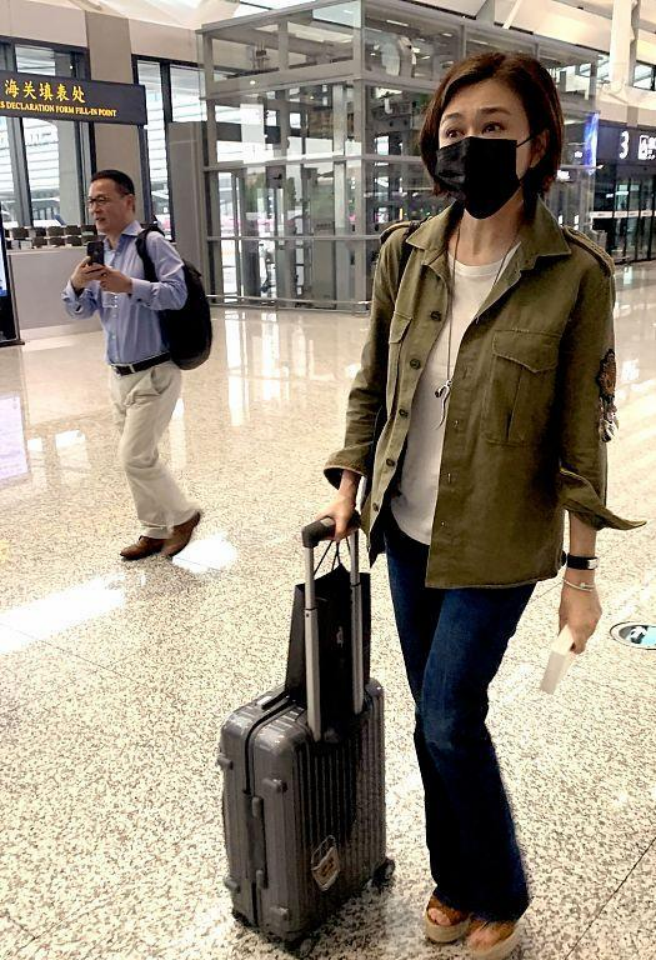 外套|关之琳岁数大了还在扮嫩,工装外套配牛仔裤,挑染短发真显年轻