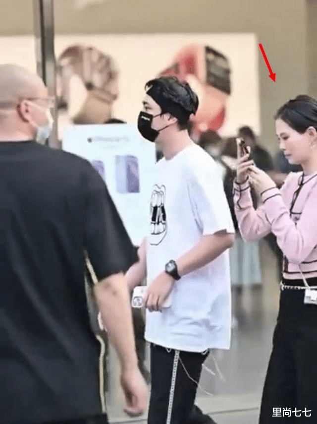 王思聪|王思聪罕和堂妹逛街，表妹满身大牌五官扁平，镜头前遮挡太不自信