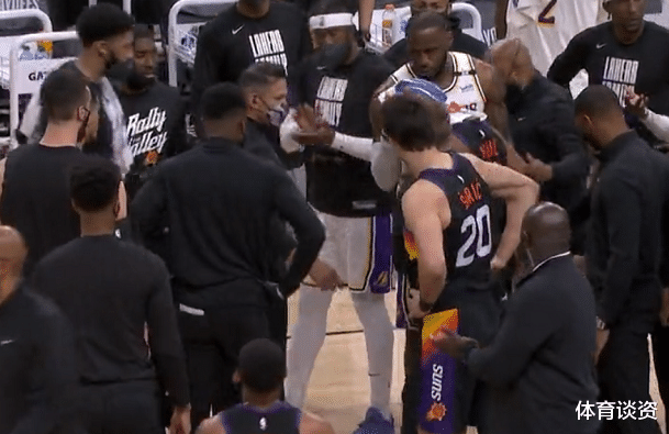 保罗|突发！36岁保罗受伤，痛苦捂住肩膀，老詹送安慰，离场后被湖人追分