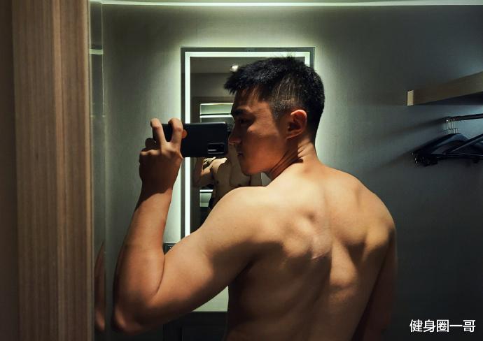 健身圈一哥 32岁的新疆爷们，健身房锻造练就健壮好身材，小胡子又痞又酷帅！